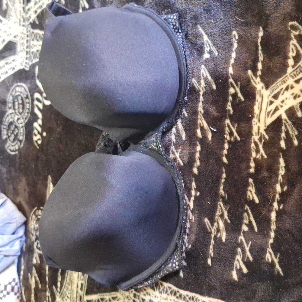 A black bra size 34 DDD